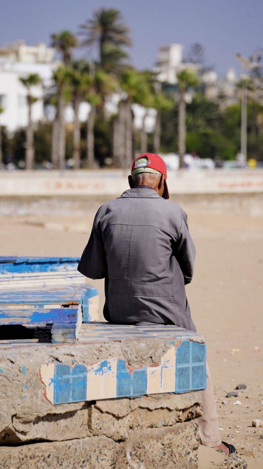 Homme seul, plage Maroc